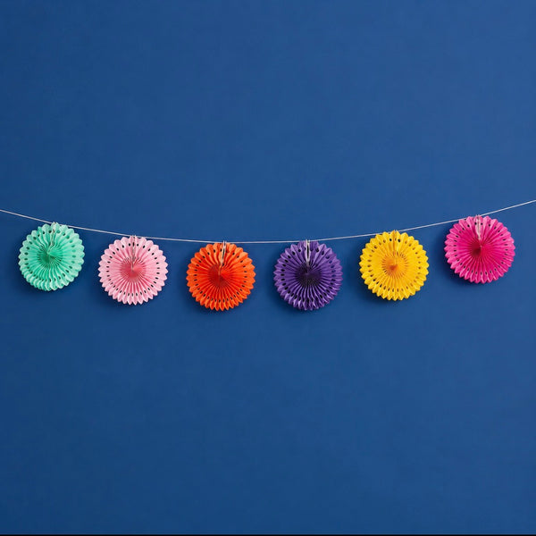 GIRLANDE - BUNTE PAPIERFÄCHER