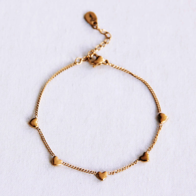 ZARTES ARMBAND MIT HERZEN